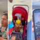Jóvenes mostrando un trompo de carne al pastor dentro de una carriola y una persona reproduciendo llanto de bebé en un teléfono para entrar a un cine.