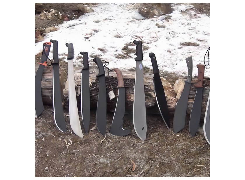 Fila de diferentes machetes apoyados sobre un tronco al aire libre, con nieve en el fondo.