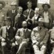 Histórica fotografía en blanco y negro de Francisco I. Madero acompañado de hombres revolucionarios durante el contexto de la Revolución Mexicana.