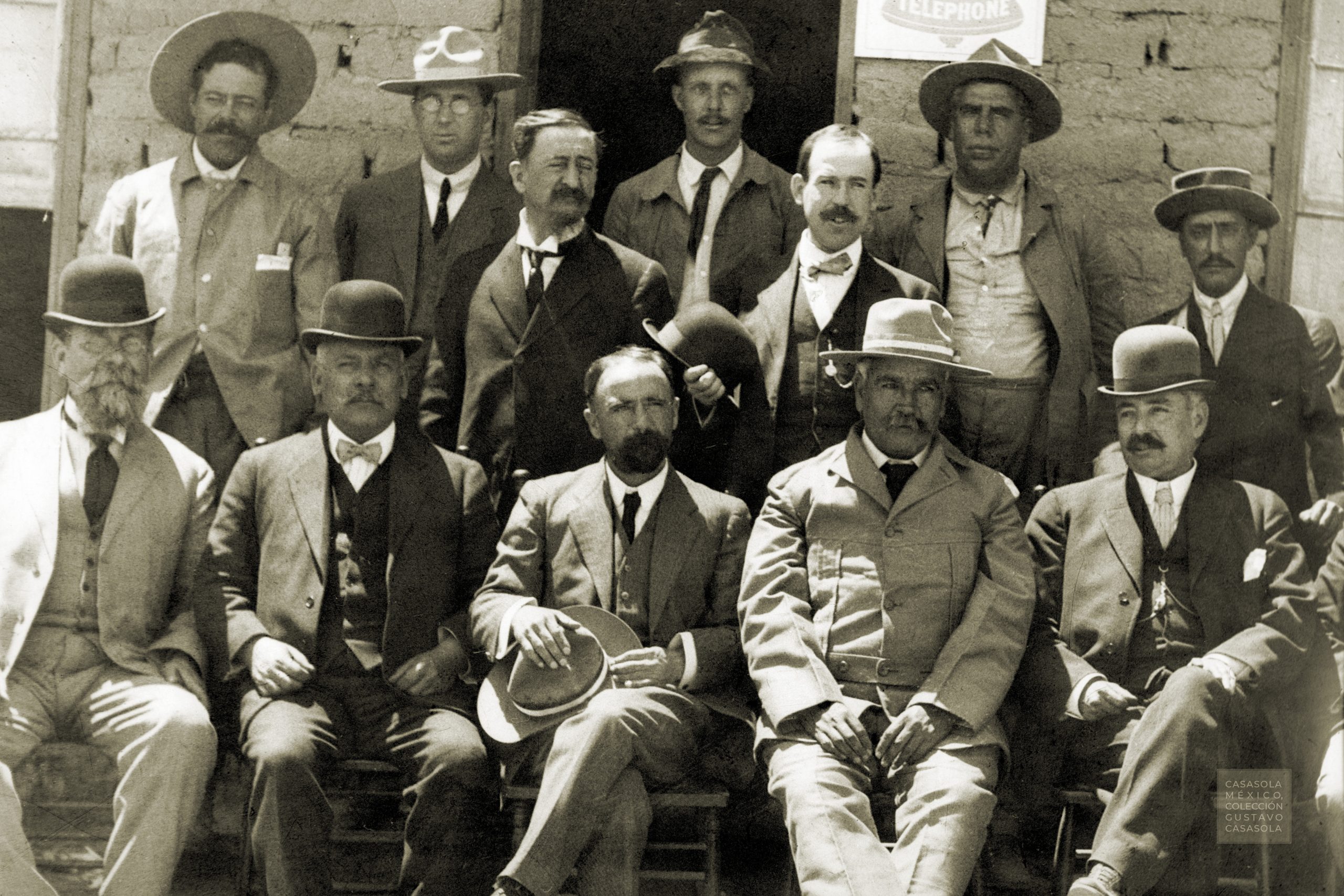 Histórica fotografía en blanco y negro de Francisco I. Madero acompañado de hombres revolucionarios durante el contexto de la Revolución Mexicana.