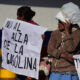 Dos mujeres protestan sosteniendo carteles con la frase “No al alza de la gasolina” durante una manifestación ciudadana en México.