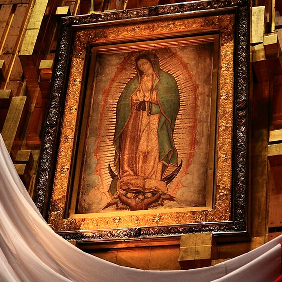 Imagen de la Virgen de Guadalupe en la Basílica de Guadalupe, símbolo religioso y cultural de México.