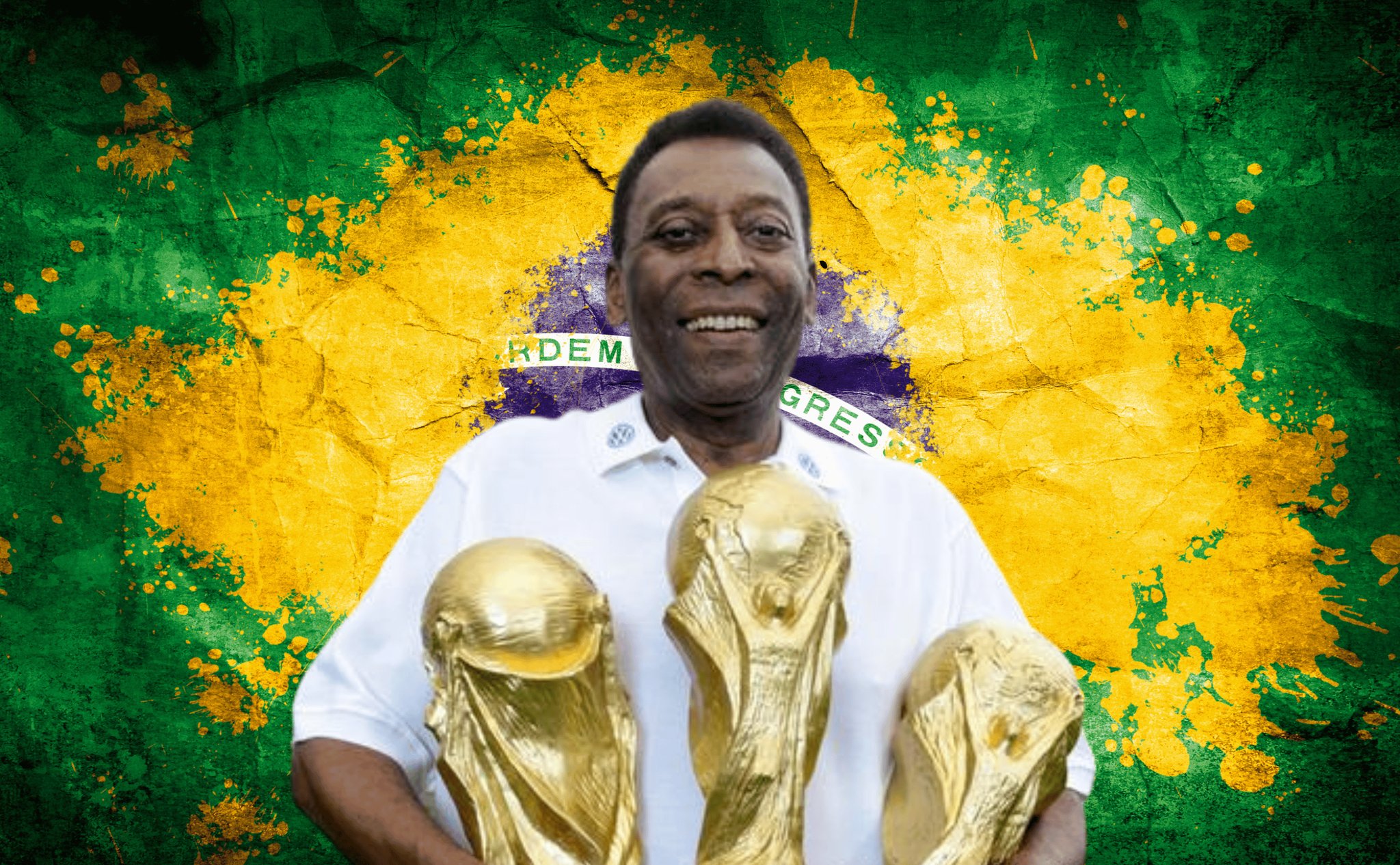 Pelé sonriendo con tres Copas del Mundo frente a bandera de Brasil