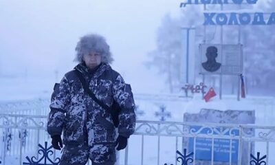 Habitante de Oymyakon, Siberia, caminando a −63 grados Celsius en uno de los lugares más fríos del planeta.
