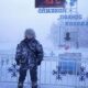 Habitante de Oymyakon, Siberia, caminando a −63 grados Celsius en uno de los lugares más fríos del planeta.