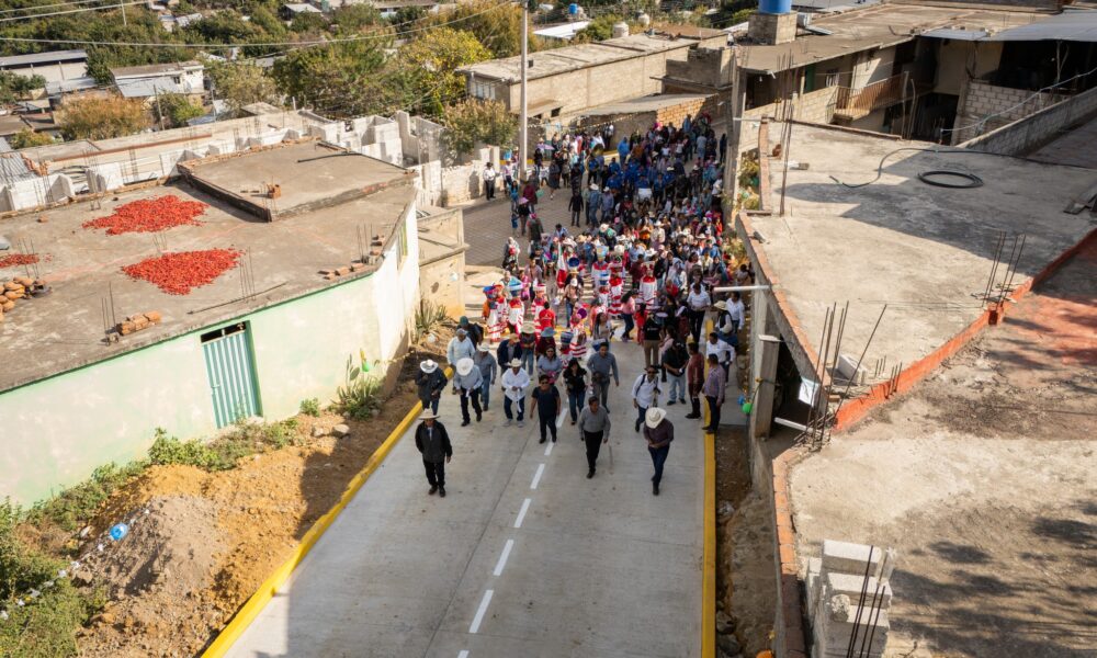 Entrega de pavimentación con concreto hidráulico de la calle Benito Juárez en San Lucas Tulcingo, Tochimilco.