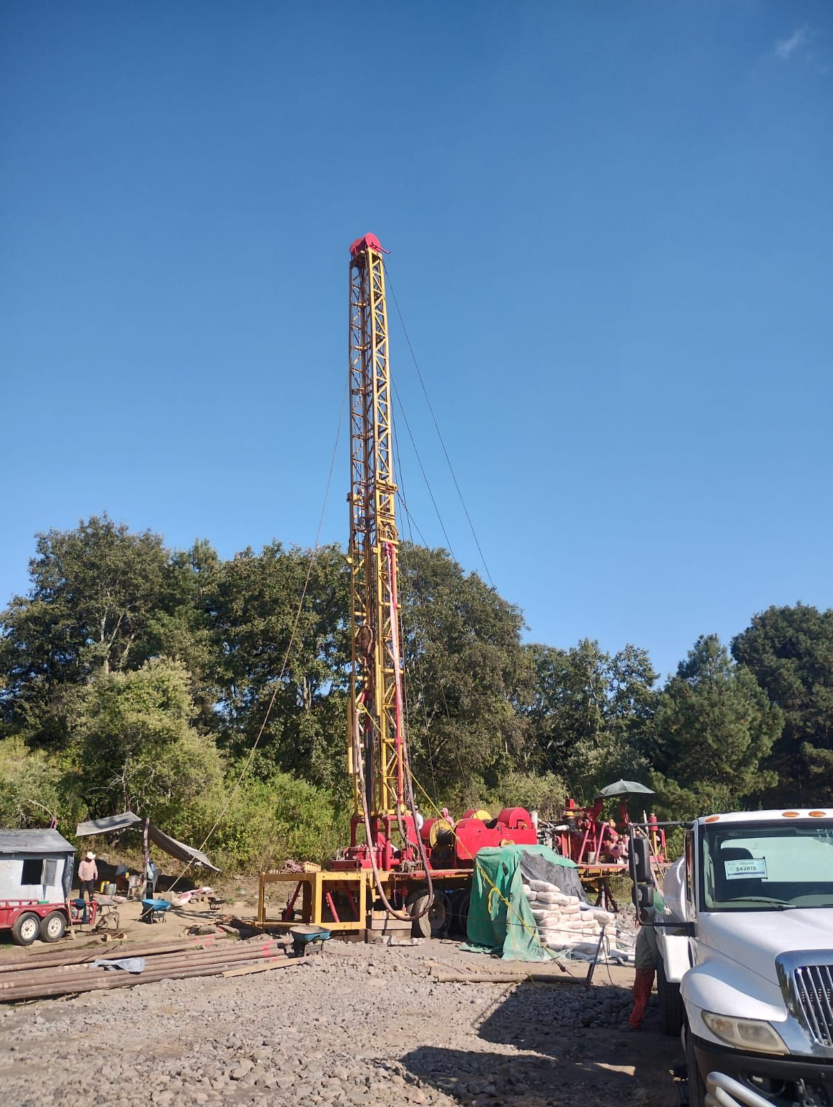Perforación de pozo profundo para agua potable en San Martín Zacatempa, Tochimilco, con maquinaria especializada.