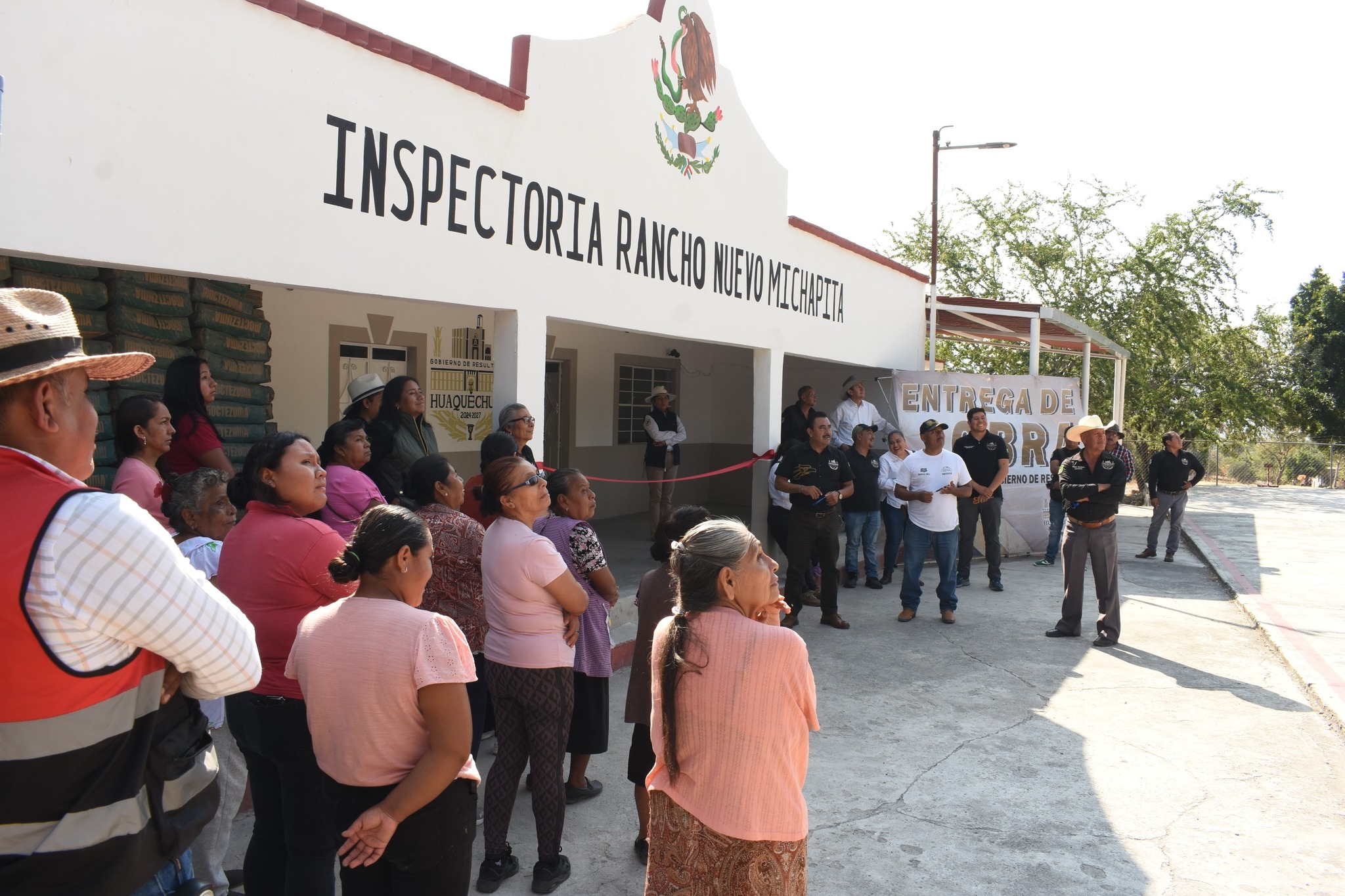 Ciudadanos reunidos en la inspectoría de Rancho Nuevo Michapita durante la entrega de obra por parte del Ayuntamiento de Huaquechula.