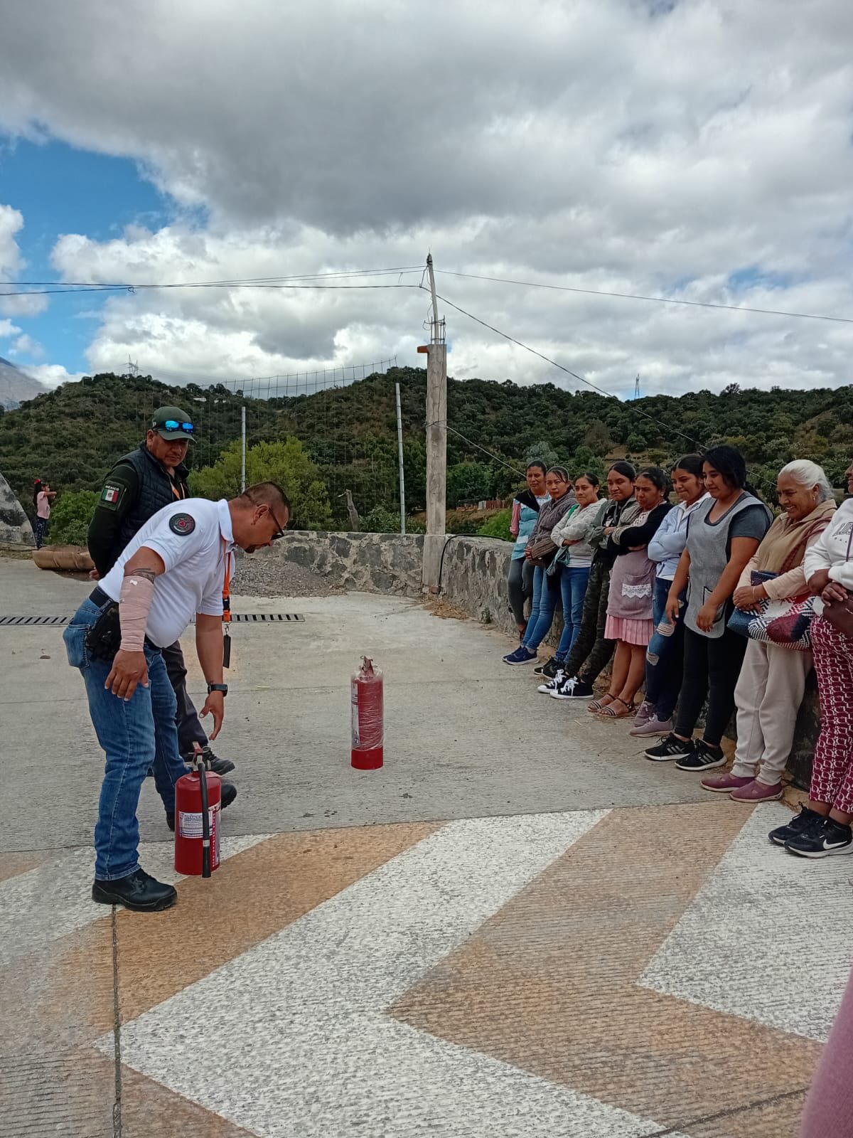 Capacitación del DIF Tochimilco sobre uso de extintores en desayunadores escolares.