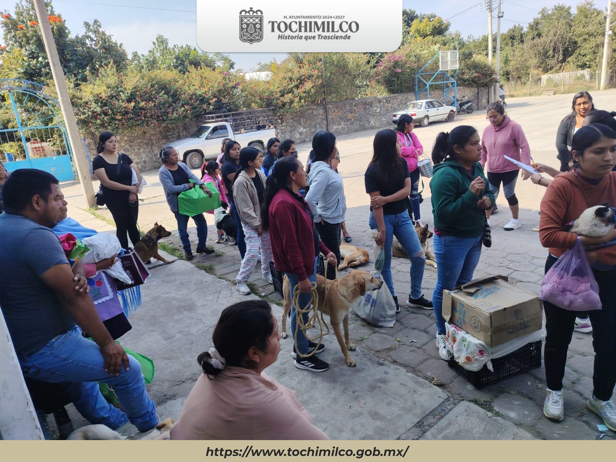 Personas de San Antonio Alpanocan participan en la jornada de esterilización canina y felina organizada por el Ayuntamiento de Tochimilco.