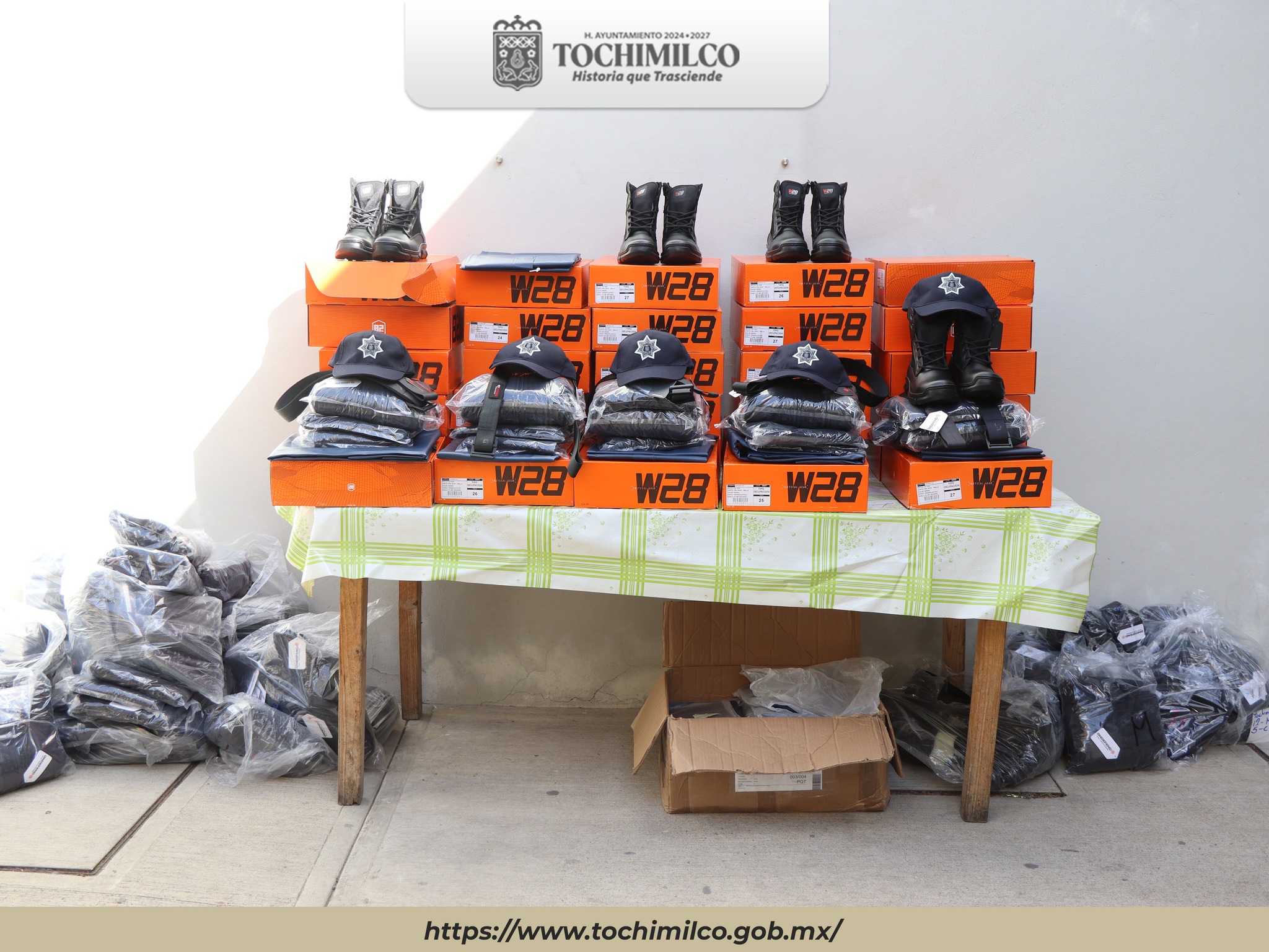 Entrega de uniformes a elementos de la Dirección de Seguridad Pública del Ayuntamiento de Tochimilco.