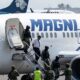 Elementos de seguridad escoltan a una persona fuera de un avión en el Aeropuerto Internacional de la Ciudad de México.