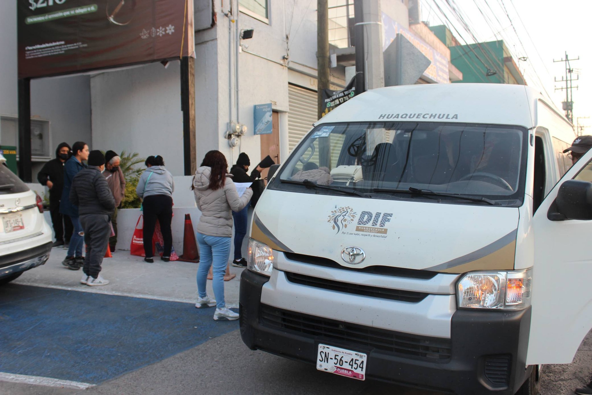 Unidad del DIF Huaquechula trasladando a mujeres a jornada gratuita de mastografías en Puebla.