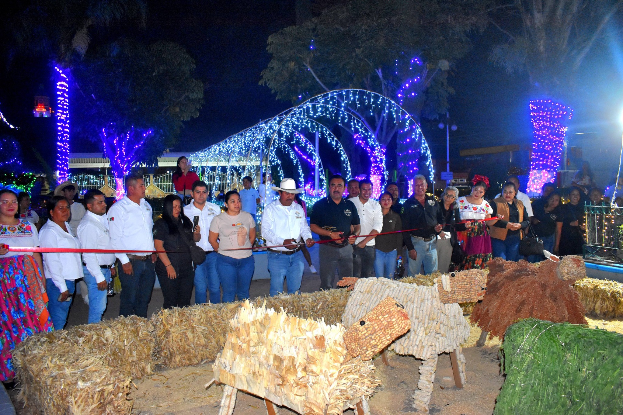 Inauguración del Nacimiento Monumental Regional en Tlapanalá Huaquechula con figuras artesanales.