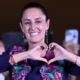 Claudia Sheinbaum en evento oficial con bandera de México