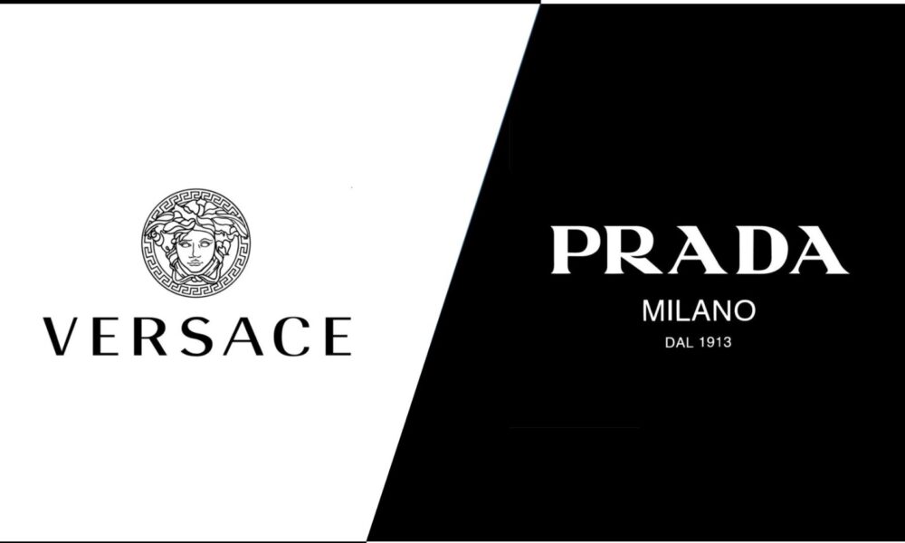 Logo dividido de Versace y Prada en fondo blanco y negro, representando la adquisición de una marca por la otra.