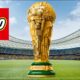Trofelo de la Copa del Mundo construido con piezas LEGO en un estadio, acompañado del logo oficial de LEGO.