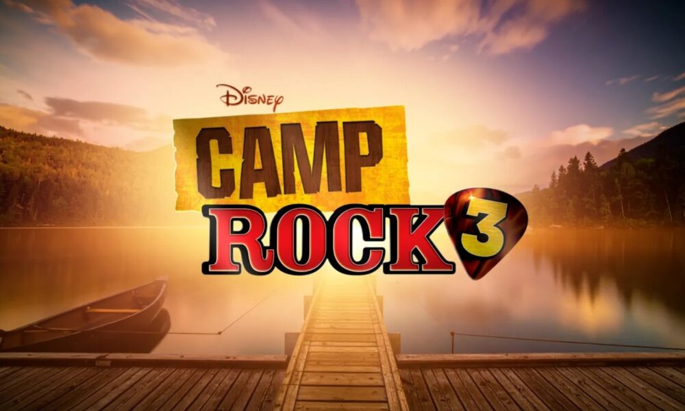 Logo oficial de Camp Rock 3 de Disney sobre un muelle frente a un lago al atardecer.