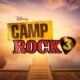 Logo oficial de Camp Rock 3 de Disney sobre un muelle frente a un lago al atardecer.