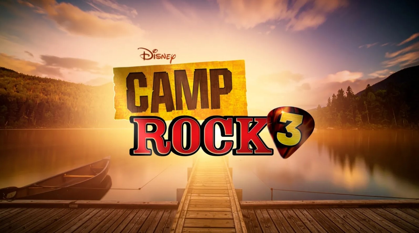 Logo oficial de Camp Rock 3 de Disney sobre un muelle frente a un lago al atardecer.