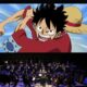 Escena de One Piece proyectada sobre escenario de una orquesta sinfónica durante un concierto.