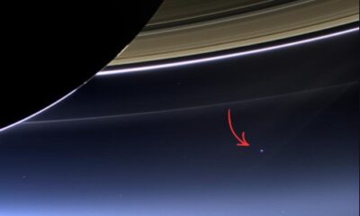 Fotografía tomada desde Saturno donde se observa a la Tierra como un pequeño punto azul entre los anillos del planeta.