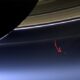 Fotografía tomada desde Saturno donde se observa a la Tierra como un pequeño punto azul entre los anillos del planeta.