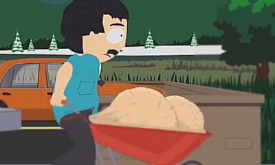 Escena de South Park donde un personaje empuja una carretilla, imagen asociada a episodio sobre enfermedad y colecta solidaria.