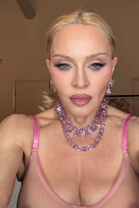 Madonna comparte nueva selfie que genera debate sobre imagen y libertad femenina.