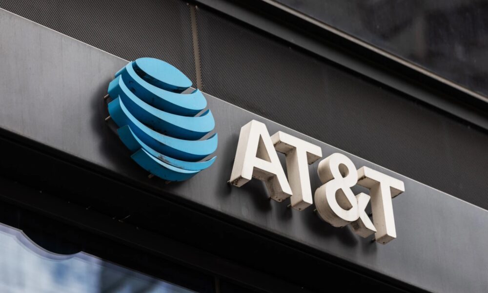 Fachada de una tienda AT&T en México, relacionada con el registro obligatorio de líneas celulares.