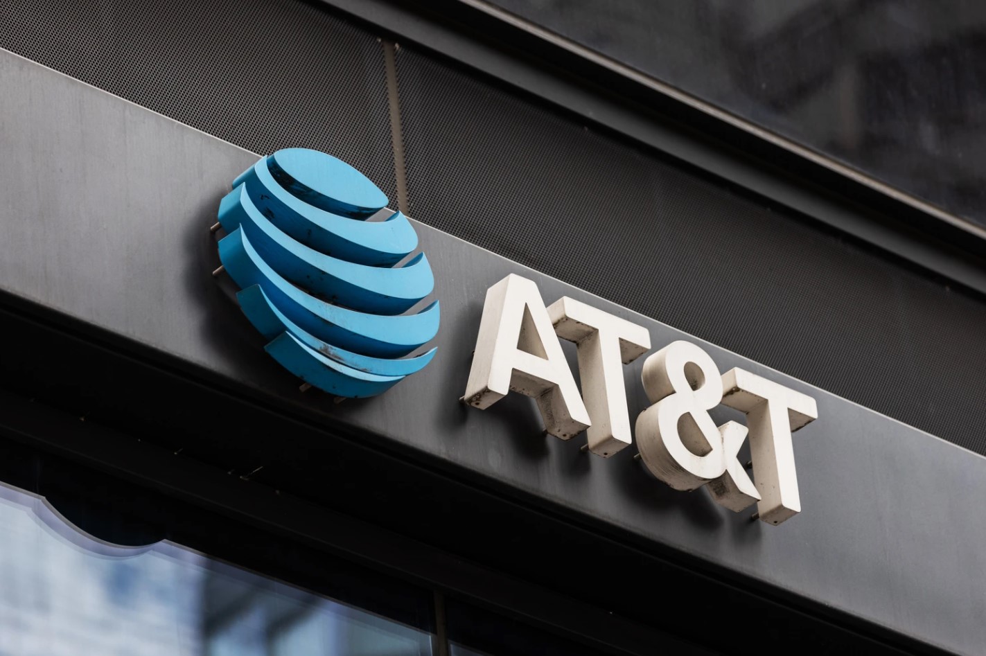 Fachada de una tienda AT&T en México, relacionada con el registro obligatorio de líneas celulares.