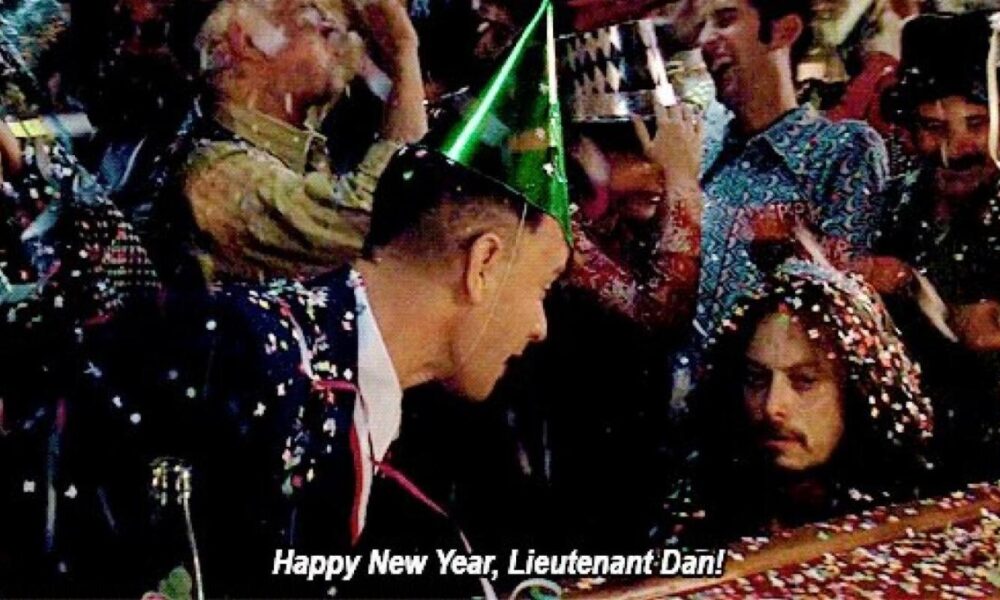 Escena de Forrest Gump donde el Teniente Dan recibe el Año Nuevo en una celebración nocturna.