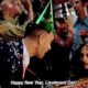 Escena de Forrest Gump donde el Teniente Dan recibe el Año Nuevo en una celebración nocturna.