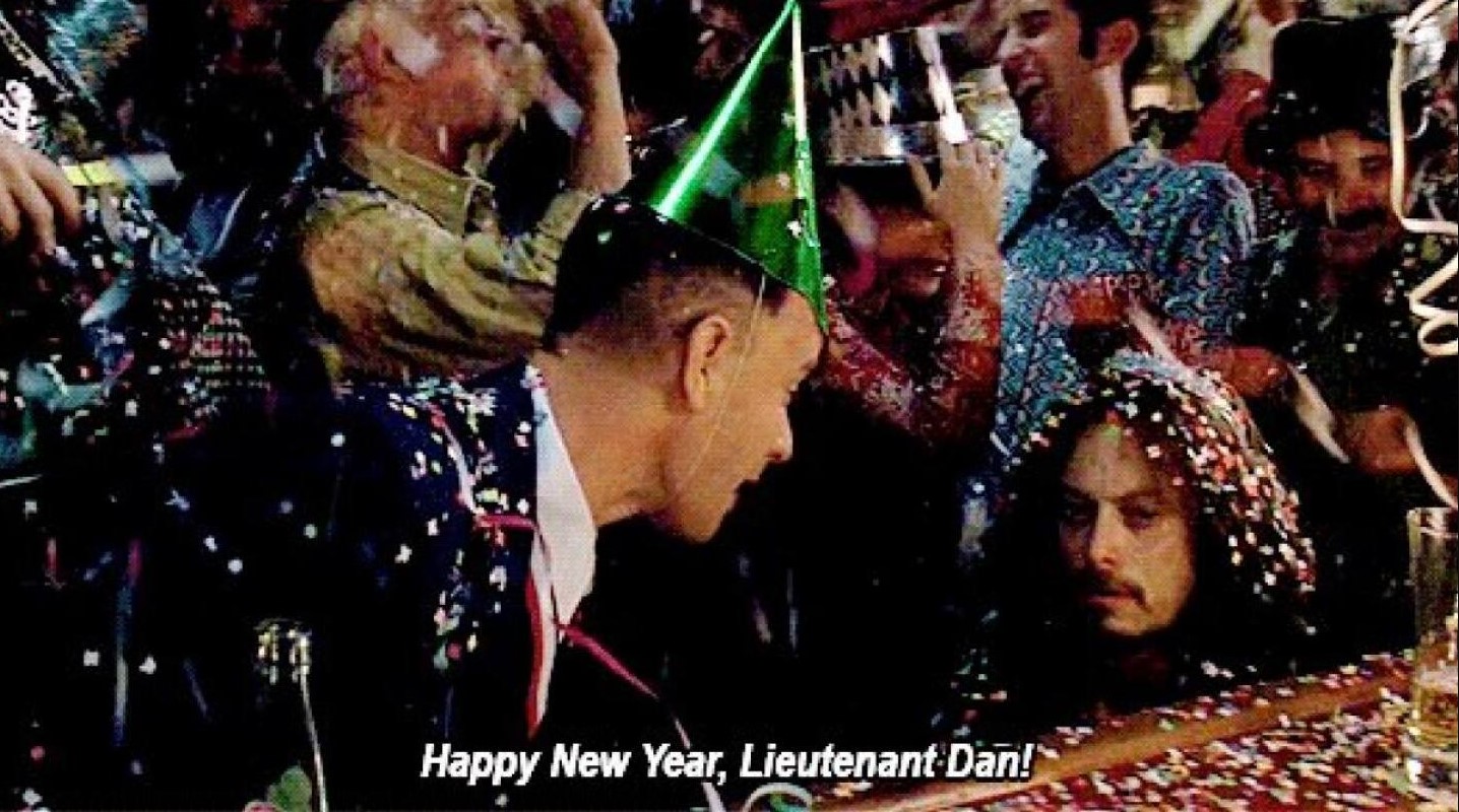 Escena de Forrest Gump donde el Teniente Dan recibe el Año Nuevo en una celebración nocturna.