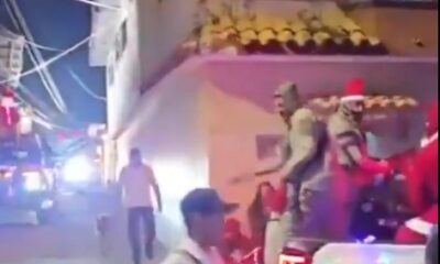Hombres armados circulan en una caravana nocturna por calles de Guerrero durante celebraciones decembrinas.