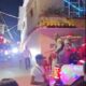 Hombres armados circulan en una caravana nocturna por calles de Guerrero durante celebraciones decembrinas.