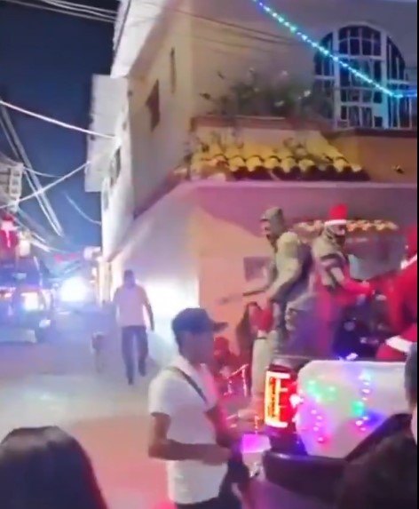 Hombres armados circulan en una caravana nocturna por calles de Guerrero durante celebraciones decembrinas.