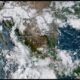 Imagen satelital que muestra a México cubierto por nubosidad del Frente Frío 24.
