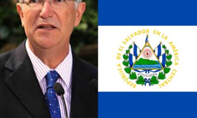 Ricardo Salinas junto a la bandera de El Salvador.