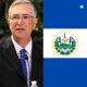 Ricardo Salinas junto a la bandera de El Salvador.
