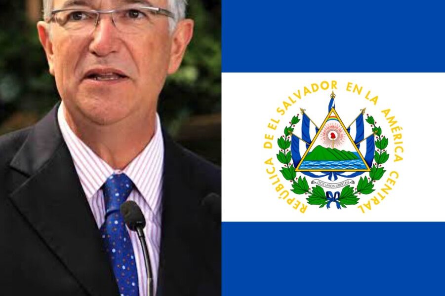 Ricardo Salinas junto a la bandera de El Salvador.