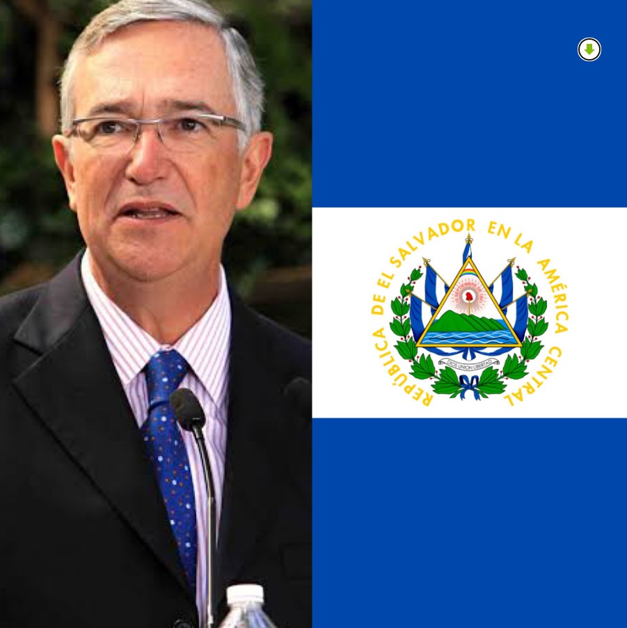 Ricardo Salinas junto a la bandera de El Salvador.