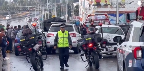 Policía y motocicletas de tránsito frente a varios autos chocados en puente hacia Autopista México-Puebla