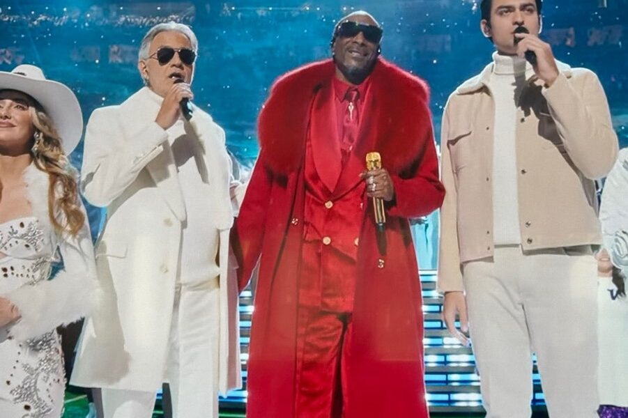 Andrea Bocelli y Snoop Dogg cantando juntos durante el NFL Christmas Gameday