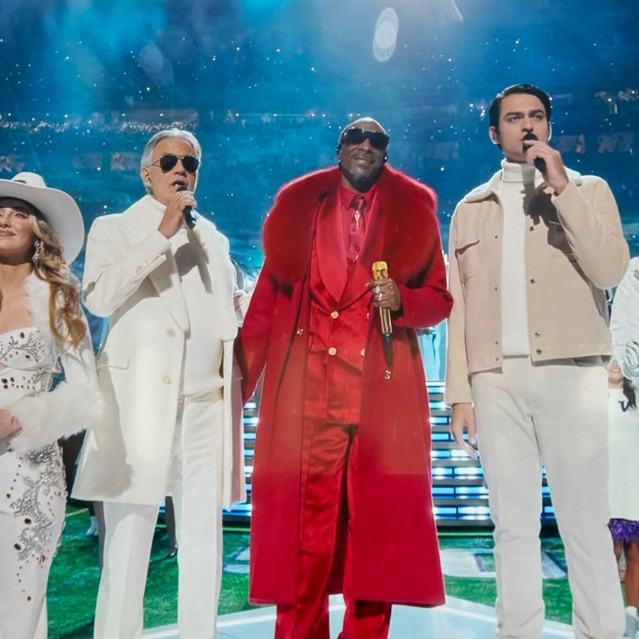 Andrea Bocelli y Snoop Dogg cantando juntos durante el NFL Christmas Gameday