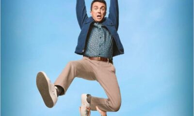Personas levantando en el aire a un hombre frente a un fondo azul, imagen promocional asociada al regreso de una serie televisiva.