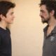 Dos personas frente a frente, una de aspecto juvenil y otra con apariencia descuidada, simbolizando contraste entre etapas de vida y vulnerabilidad.