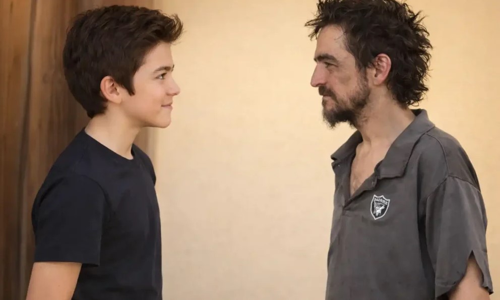 Dos personas frente a frente, una de aspecto juvenil y otra con apariencia descuidada, simbolizando contraste entre etapas de vida y vulnerabilidad.