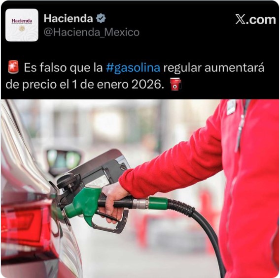 Persona cargando gasolina en vehículo en una estación de servicio