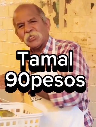 Hombre tamalero sosteniendo canasta con texto Tamal 90 pesos